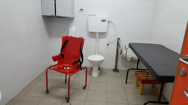 Nhà vệ sinh được thiết kế dành riêng cho trẻ khuyết tật.