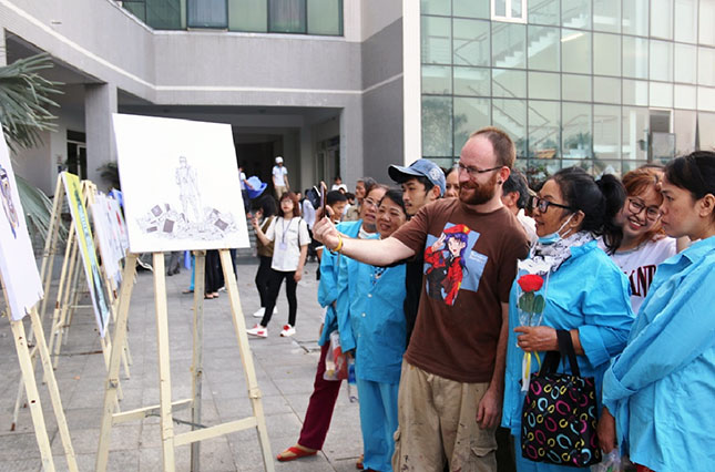 Patients enjoying the artworks via the application on a smartphone hold by 