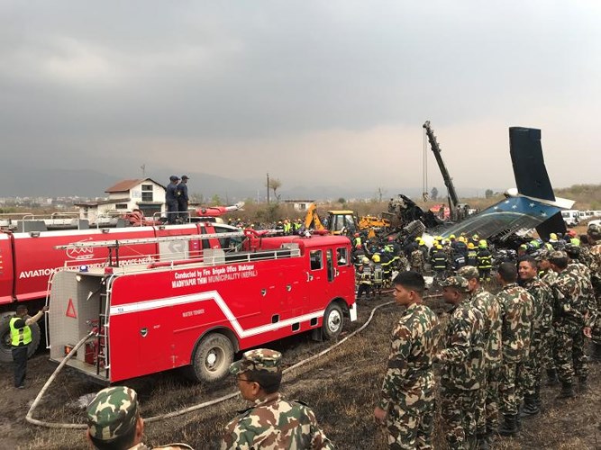 Máy bay đã bốc cháy ngay sau đó. Lực lượng chữa cháy cũng được điều tới hiện trường để khắc phục hậu quả vụ tai nạn. Ảnh: Reuters