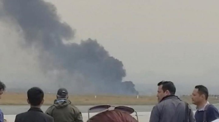 Các hình ảnh cho thấy khói đen dày đặc bốc lên từ đường băng của sân bay quốc tế ở Kathmandu, chiếc máy bay bị thiêu rụi. Ảnh: Reuters