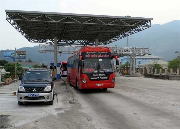 Vehicles at the Bac Hai Van toll station in Thua Thien-Hue Province, which currently collects fees for the Phu Gia-Phuoc Tuong BOT tunnel project. (Photo: VNA/VNS)