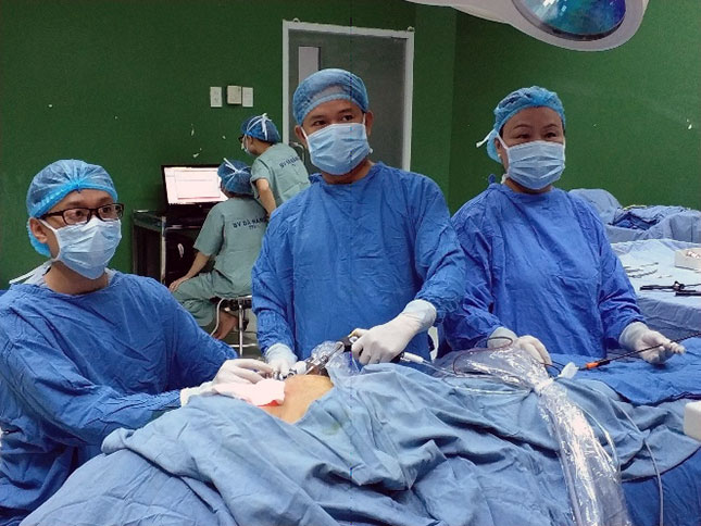 Surgeons from the Da Nang General Hospital performing endoscopic surgery on a patient with goiter