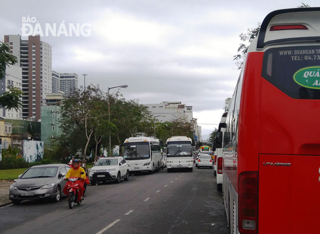 Tình trạng ùn tắc giao thông cục bộ xuất hiện trong khu vực nội thị ngày càng nhiều (ảnh chụp trên đường Hùng Vương, đoạn từ đường Trần Phú đến Nhà hát Trưng Vương ngày 23-2-2018).