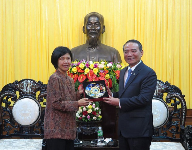  Ambassador Kitnikone (left) and Secretary Nghia