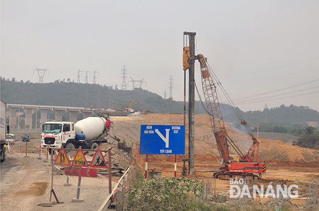 Construction units are focusing on accelerating the progress of the La Son-Tuy Loan route in a quickly fashion. 