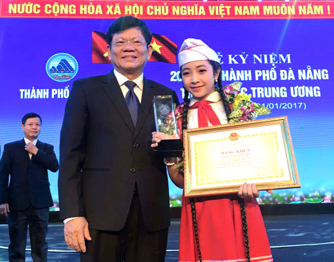 Hồng Minh bên cạnh Phó Bí thư Thường trực Thành ủy Võ Công Trí trong đêm vinh danh 20 công dân Đà Nẵng tiêu biểu 