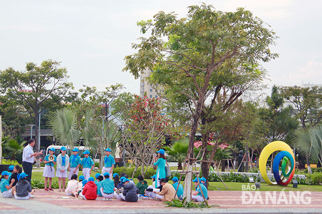 Nhiều người dân mong muốn Công viên APEC hiện nay được mở rộng để có chỗ cho các hoạt động văn hóa cộng đồng.  Ảnh: KHANG NINH