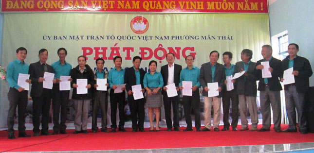 15 Trưởng ban công tác Mặt trận khu dân cư phường Mân Thái ký kết thực hiện mô hình “Ban công tác Mặt trận đồng hành cùng hộ nghèo”.
