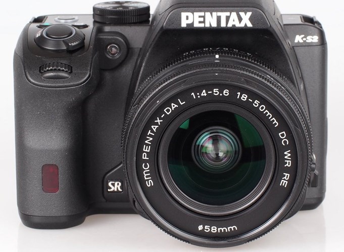   Pentax K-S2 có màn hình lật, lý tưởng cho việc chụp ảnh từ các góc độ khác nhau. Nó có thiết kế dễ cầm tay trong khi vẫn còn nhỏ gọn. Bộ cảm biến 20,12 megapixel. Có Wi-Fi và NFC sẵn có, cũng như 20 bộ lọc kỹ thuật số để lựa chọn.