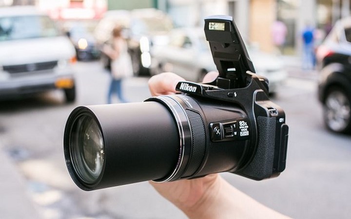 Nikon Coolpix P900 cũng có một con số khổng lồ 83x zoom quang và kết nối Wi-Fi. Có màn hình nghiêng và lật ra để dễ sử dụng khi chụp trong những tình huống khác nhau, và cũng có thể chụp ở cự ly dưới 1cm so với chủ đề của bạn, làm cho nó tuyệt vời cho chụp ảnh macro. Dòng máy có thể quay video ở FullHD 1080p, và có chế độ Auto HDR lý tưởng cho những người tìm kiếm để tìm hiểu thêm về phương pháp chụp.