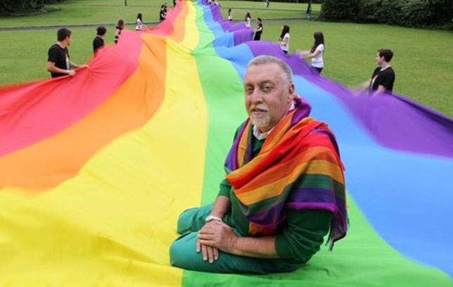 Nghệ sĩ Gilbert Baker và lá cờ cộng đồng LGBT. Nguồn: Internet