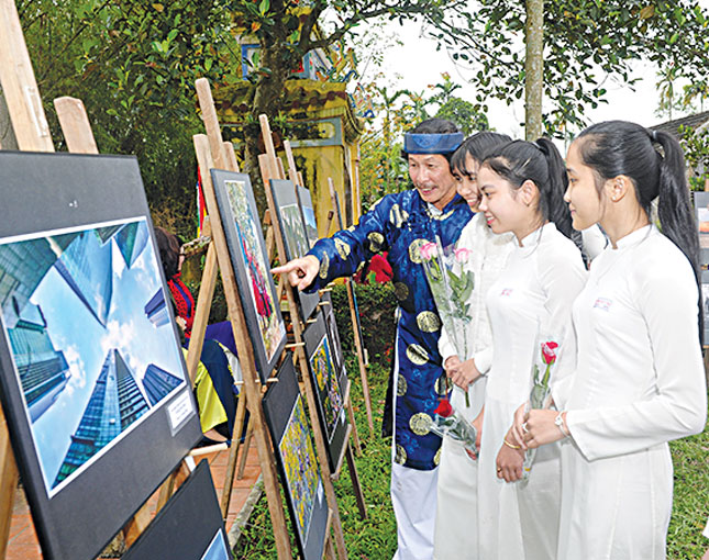 Nhân kỷ niệm 65 năm Ngày truyền thống Nhiếp ảnh Việt Nam (15-3), giới nhiếp ảnh cả nước tề tựu về nhà thờ Đặng Huy Trứ dâng hương và tổ chức triển lãm để tưởng nhớ ông tổ của ngành nhiếp ảnh Việt Nam.