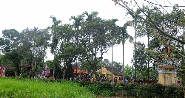 Situated in Huong Xuan Commune in Thua Thien Hue Province’s Huong Dien District, the worshipping house of Dang Huy Tru was built in 1930 by his granddaughter Dang Thi Sam.