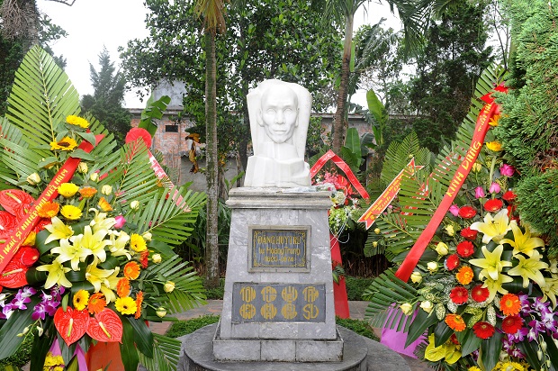 The statue of mandarin Dang Huy Tru is placed at a corner in front of the house