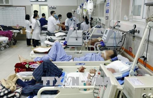 Alcohol poisoning patients receive treatment at the hospital. — VNA/VNS Photo Read more at http://vietnamnews.vn/society/424565/4-dead-from-suspected-alcohol-poisoning-1-critical.html#ROcibWcAtMi6BmxL.99