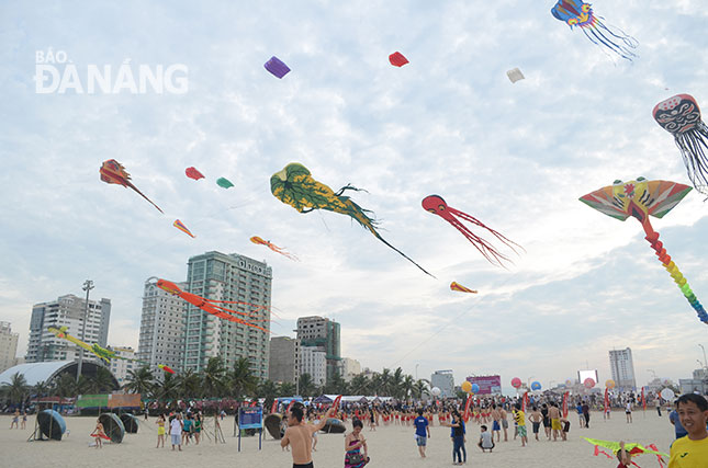  Local beaches have become ‘must-visit’ sites for visitors to the city (Photo: DNO/Thu Ha)