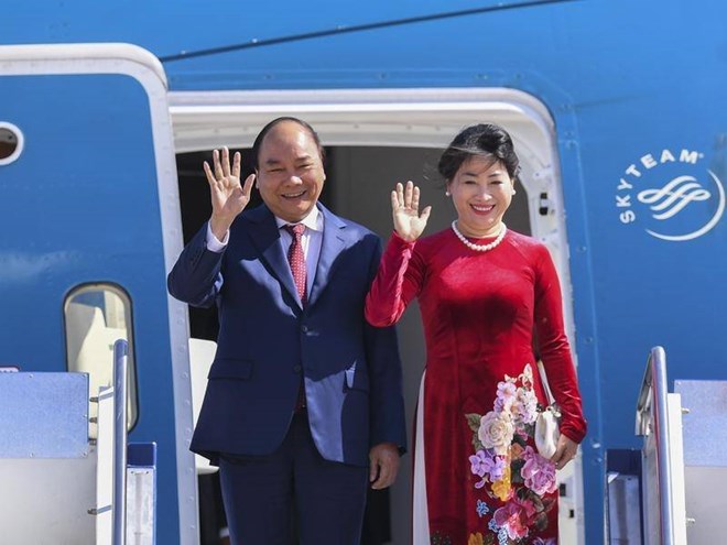 Prime Minister Nguyen Xuan Phuc and his spouse at the plane's door after landing at Canberra (Photo: VNA)