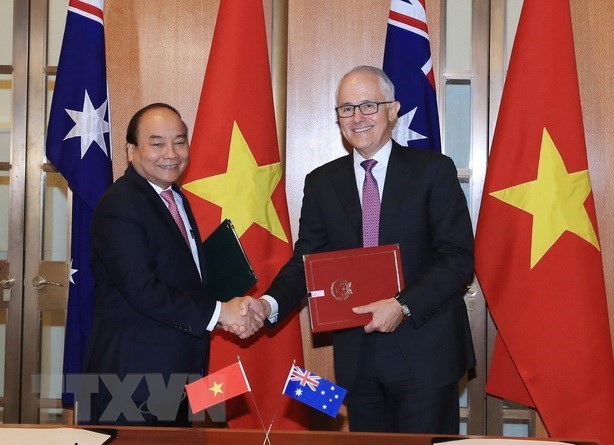 Prime Minister Nguyen Xuan Phuc (L) and Prime Minister Malcolm Turnbull shake hands ​after signing the joint statement on the establishment of the Vietnam-Australia Strategic Partnership (Photo: VNA) 