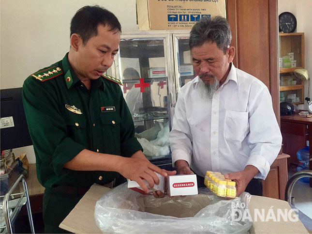 Y sĩ Ninh Công Khánh vận động, kêu gọi hỗ trợ, thậm chí bỏ tiền túi để mua thuốc cho người dân chữa bệnh.