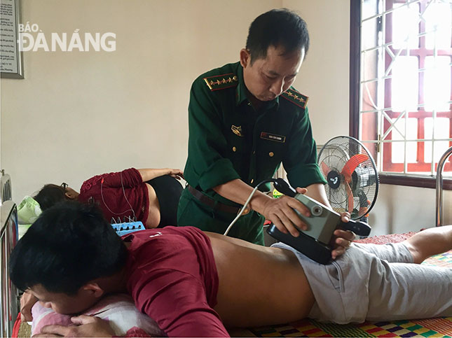 Mười năm nay, y sĩ Ninh Công Khánh vẫn miệt mài chăm sóc sức khỏe miễn phí cho người dân Kim Liên.