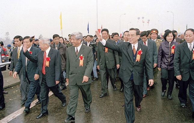 Thủ tướng Phan Văn Khải (hàng đầu, bên phải) là vị lãnh đạo tạo nên những dấu ấn mạnh mẽ trong đổi mới và hội nhập kinh tế của nước ta. 				Ảnh: TTXVN