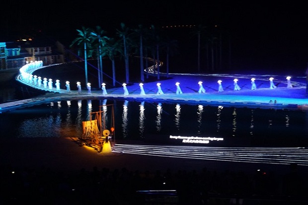 The colourful and musically dazzling night show, with a cast of nearly 500 actors and actresses, recalls the memories of Hoi An as a prosperous trading port over a 400-year period. (Photo: VNS)