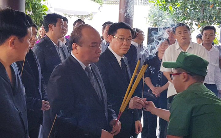 Thủ tướng Nguyễn Xuân Phúc thắp nén hương vĩnh biệt nguyên Thủ tướng Phan Văn Khải