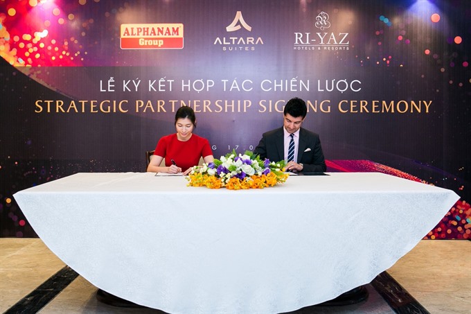 Ri-Yaz Hotels and Resorts has signed a contract to manage Altara Suites, the first luxury apartment brand of Alphanam Real Estate Joint Stock Company. — VNS Photo Read more at http://vietnamnews.vn/bizhub/424701/ri-yaz-group-to-manage-vns-first-luxury-hotel.html#rwOxU8bBMgCwfg5h.99