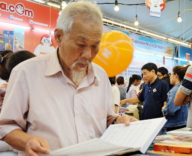 A local reader at the city's Hai Chau Book Festival