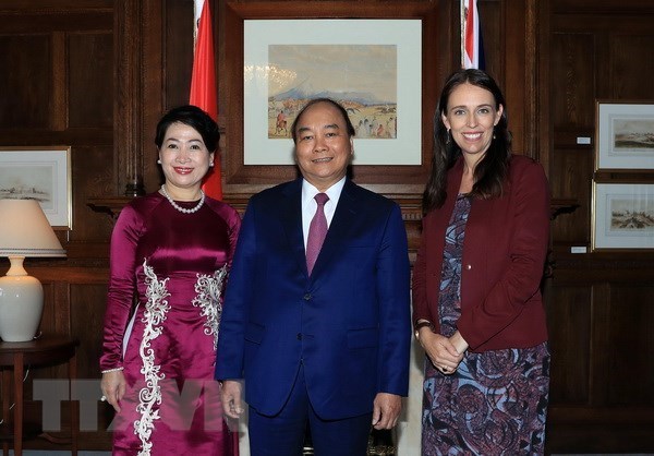 New Zealand Prime Minister Jacinda Ardern (R) receives Prime Minister Nguyen Xuan Phuc and his spouse (Source: VNA)