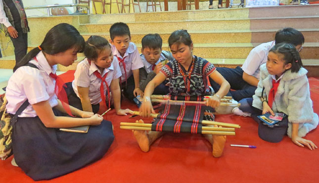  Local pupils eagerly learning about a certain traditional Vietnamese craft introduce at the museum