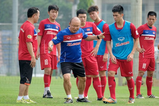 Coach Park Hang-seo and the U23 team. — Photo nld.com.vn Read more at http://vietnamnews.vn/sports/424725/south-korean-president-to-exchange-with-viet-nam-u23-team.html#5RuqJSiMiomXZGUY.99