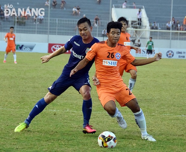 SHB DN’s striker Ha Duc Chinh (in orange)