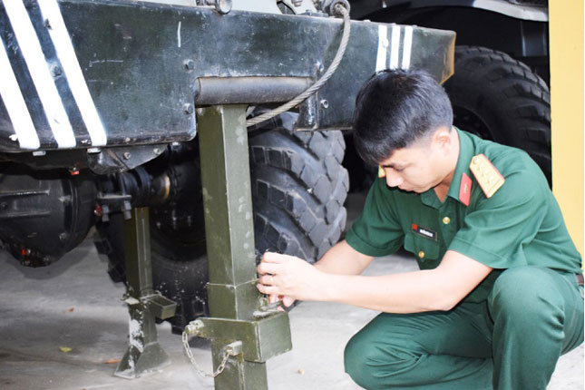Thượng úy Nguyễn Xuân Lim đang kiểm tra mễ kê trước khi xuất xe thiết giáp phục vụ nhiệm vụ sẵn sàng chiến đấu.