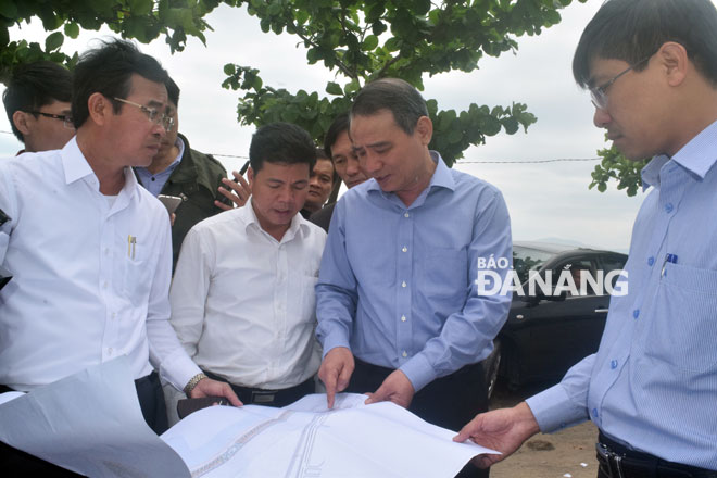 Bí thư Thành ủy Trương Quang Nghĩa kiểm tra thực tế việc quy hoạch của dự án Khu du lịch sinh thái Nam Ô. 