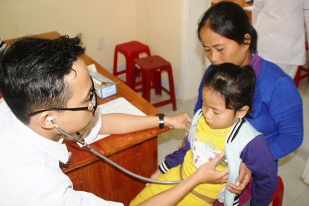A YU member from the C Hospital giving medical examination for a child in Quang Nam Provice’s Nam Giang mountainous District
