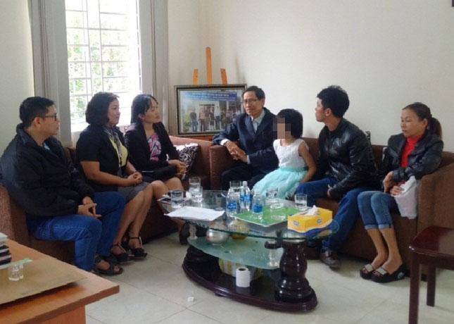Trung tâm Công tác xã hội Đà Nẵng giúp trẻ có hoàn cảnh đặc biệt trở về với gia đình.