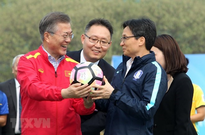 President of the Republic of Korea (RoK) Moon Jae-in (L) presents a ball with his signature to Deputy PM Vu Duc Dam (Photo: VNA)