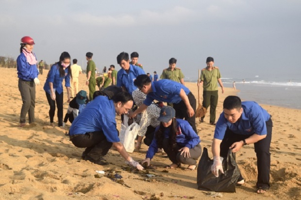 The youths are collecting wastes along the beach in Tuy Hoa city. (Photo: doanthanhnien.vn) 