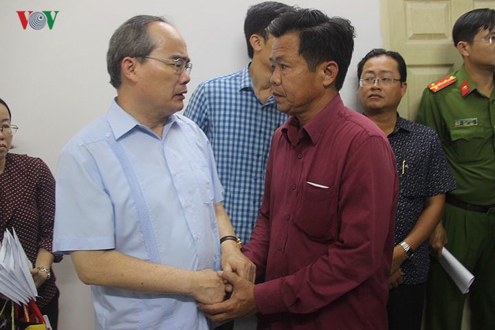 Ông Nguyễn Thiện Nhân - Bí thư Thành phố Hồ Chí Minh thăm hỏi, động viên và chia buồn với các gia đình có người thân thiệt mạng.