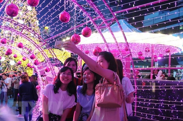 People take a wefie at a shopping mall in Bangkok (Photo: Xinhua/VNA)