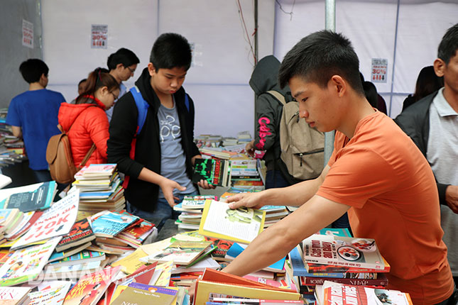 Phiên chợ sách Đà Nẵng lần thứ 1 tại Thư viện Khoa học tổng hợp Đà Nẵng thu hút nhiều người dân tham quan, mua sách.  		                Ảnh: THU HÀ