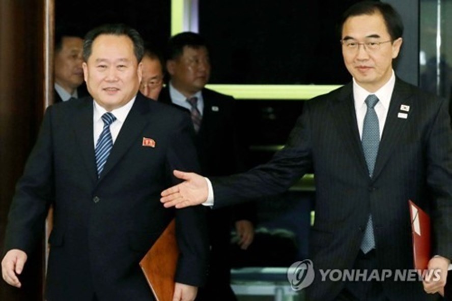 Bộ trưởng Thống nhất Hàn Quốc Cho Myoung-gyon (phải) và ông Ri Son-gwon - Chủ tịch Ủy ban thống nhất hòa bình Triều Tiên họp tại Bàn Môn Điếm hồi đầu tháng 1. Ảnh: Yonhap.