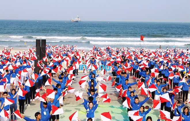 Màn đồng diễn semaphore nhìn từ trên cao với hơn 1.300 ĐVTN tham gia. Ảnh THANH TÌNH