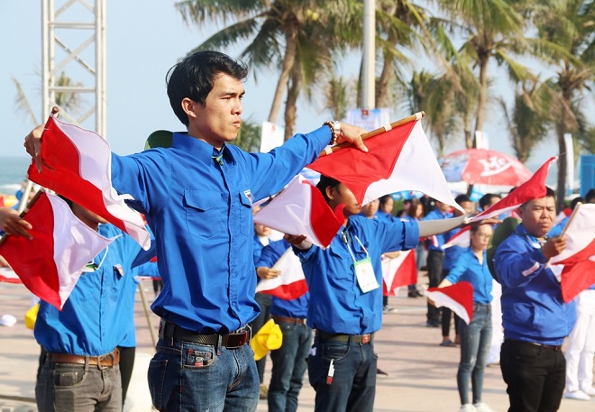 Với mỗi cặp cờ, các ĐVTN đã đồng diễn semaphore và truyền đi thông điệp “Tuổi trẻ sẵn sàng, bảo vệ biển đảo Tổ quốc Việt Nam”. Ảnh THANH TÌNH