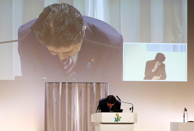Thủ tướng Shinzo Abe cúi đầu xin lỗi khi phát biểu tại phiên họp của đảng hôm 25/3 (Ảnh: Reuters)