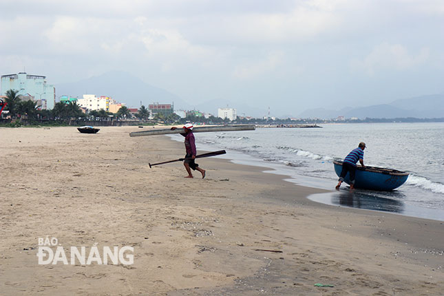 Bờ biển dài 4km ngang qua địa phận quận Thanh Khê khá đẹp cần được khai thác hiệu quả. 