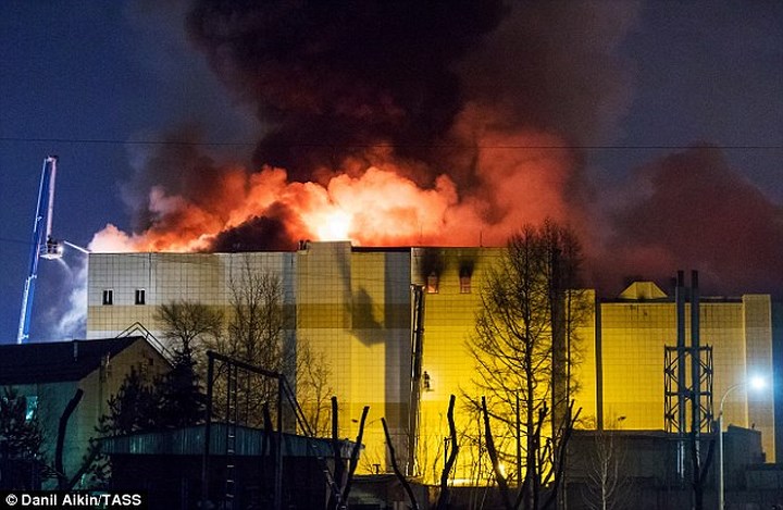 Bộ Tình trạng khẩn cấp Nga xác nhận ngọn lửa bắt đầu bùng phát tại trung tâm thương mại Winter Cherry ở thành phố Kemerovo, thuộc vùng Siberia, Nga, vào chiều 25/3. Ảnh:TASS.