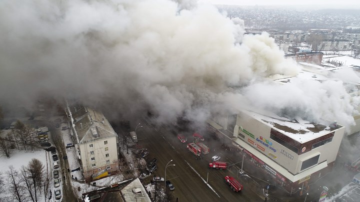 Ngọn lửa bốc lên từ một tòa nhà thuộc trung tâm thương mại Winter Cherry trong khi nhiều nạn nhân của vụ hỏa hoạn đang ở trong rạp chiếu phim. Ảnh: Dailymail.