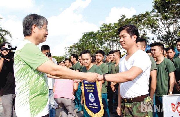  Vice Chairman Nguyen Ngoc Tuan (left) presenting souvenir flags to participating teams at the road races